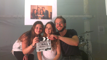 Foto der Künstlerin SKANDI mit Produzentin Natascha Nortz und Regisseur René Dünnes.